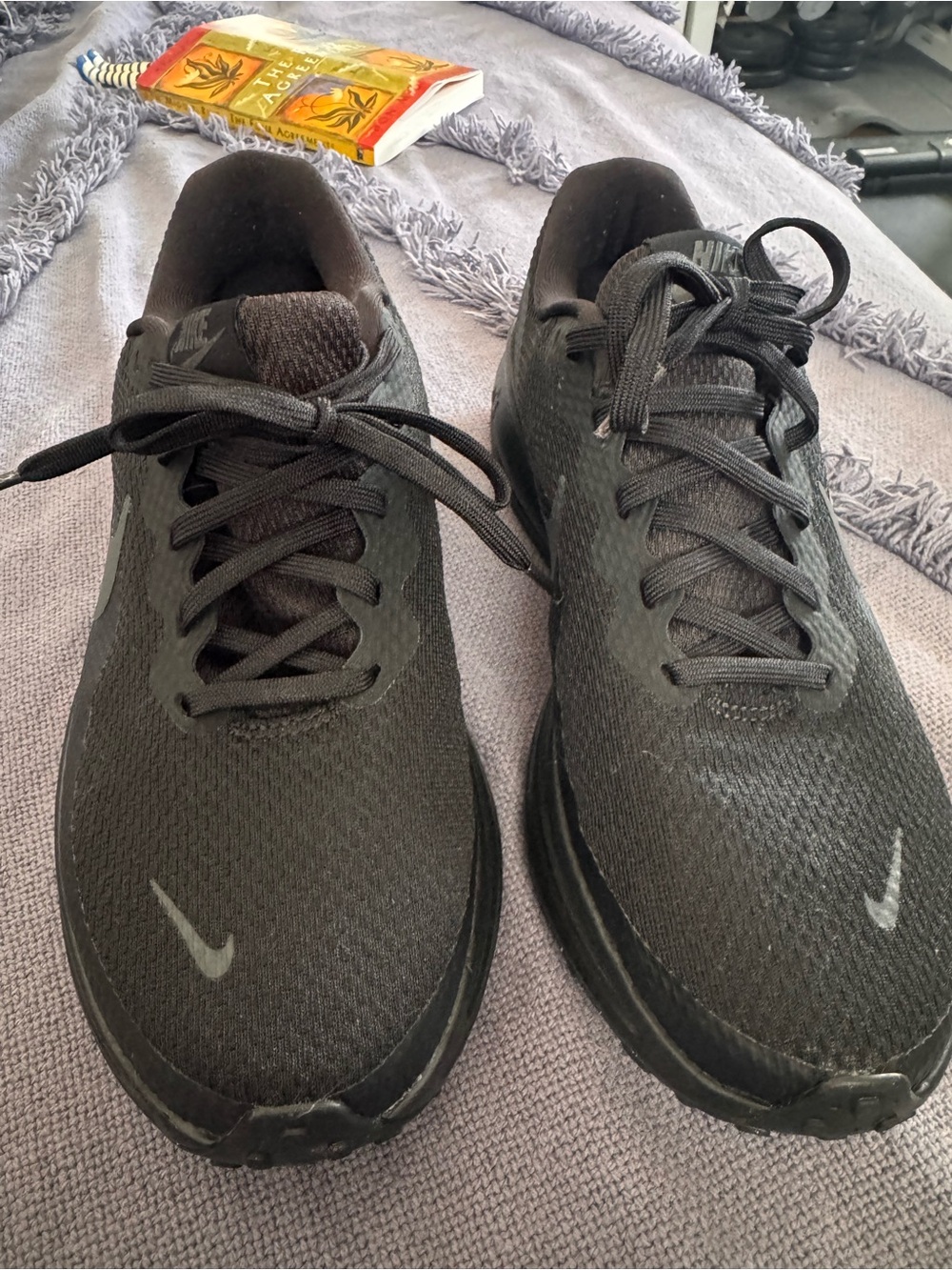 Nike Women All-Black Lightweight Athletic Trainers